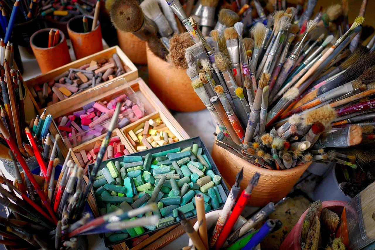 Er werden veel kleuren en penselen op tafel gelegd in Venlo