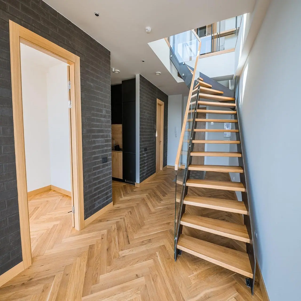 Vergelijking van houten vloeren en pvc visgraat voor Venlose woningen met verschillende stijlen en comfort