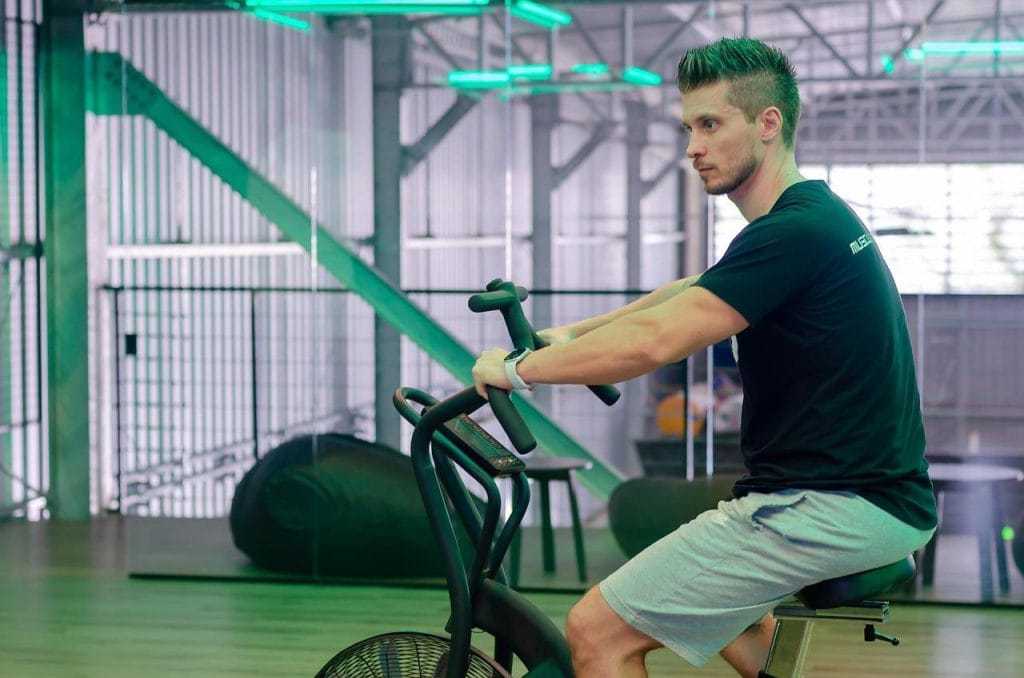 Airbikes en powerbags als moderne fitnessapparaten voor effectieve cardio- en krachttraining thuis of in de gym